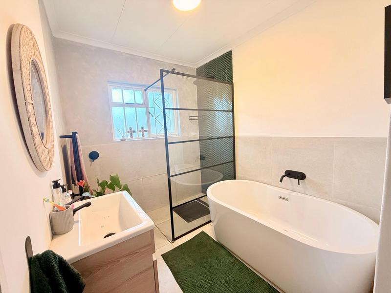 5 Bedroom Property for Sale in Sandbaai Western Cape